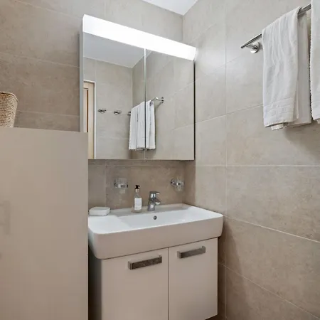 Les Aiguilles Vertes Rez Inferieur By Interhome 克莱恩 蒙塔纳